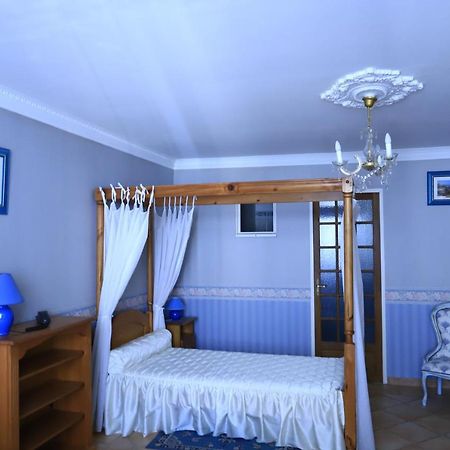 Le Baldaquin Bed & Breakfast Мустие Сен Мари Екстериор снимка