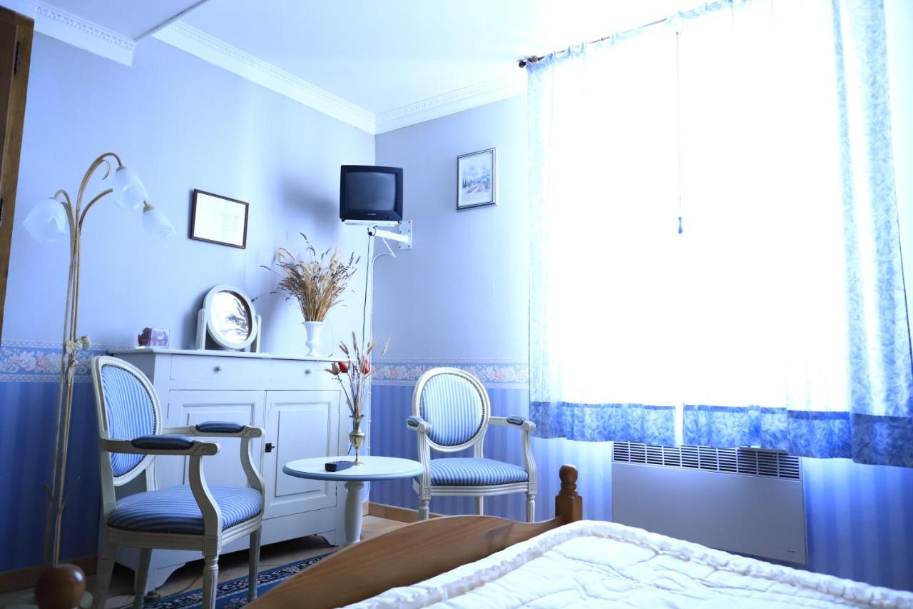 Le Baldaquin Bed & Breakfast Мустие Сен Мари Екстериор снимка