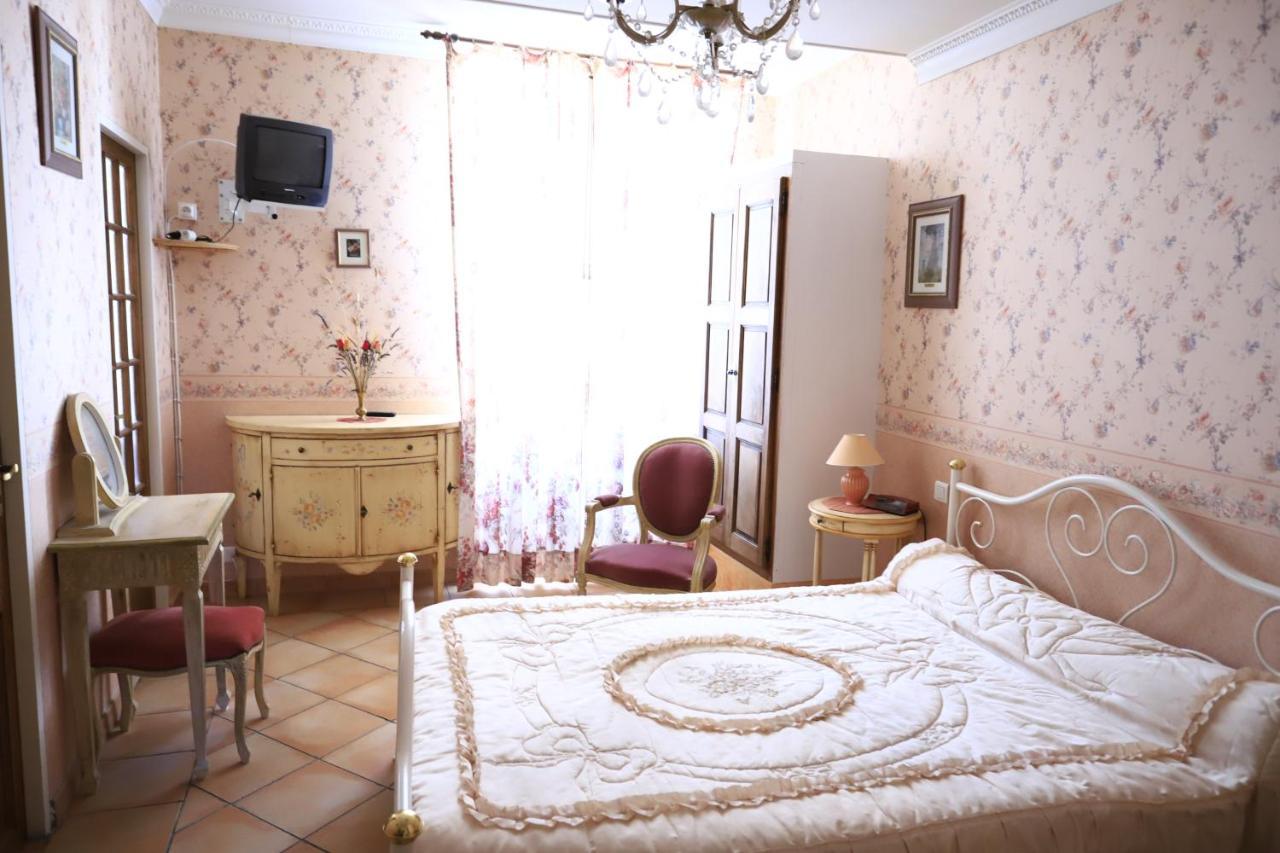 Le Baldaquin Bed & Breakfast Мустие Сен Мари Екстериор снимка